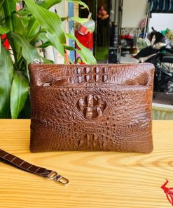 Clutch cầm tay nam da cá sấu nâu đất CBDA4 lịch lãm và sang trọng.