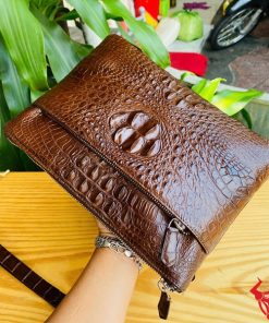 Clutch nam CBDA4 da cá sấu thật tông nâu sang trọng, phong cách.
