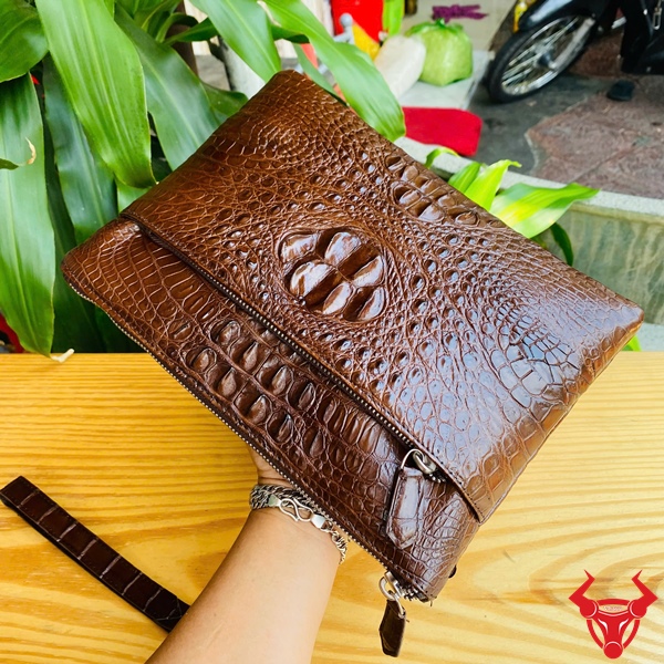 Túi Clutch CBDA4 Da Cá Sấu Thật – Lựa Chọn Tinh Tế Cho Quý Ông Clutch nam CBDA4 da cá sấu thật tông nâu sang trọng, phong cách.