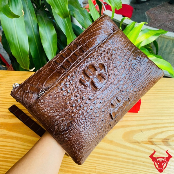Clutch CBDA4 – Phong Cách Lịch Lãm Với Màu Nâu Đất Trầm Tĩnh Clutch CBDA4 da gù màu nâu đất – sản phẩm dành cho phái mạnh thành công.