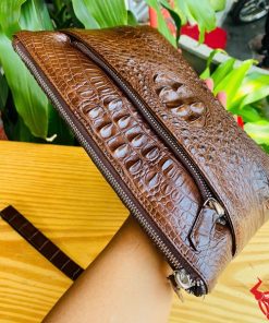 Clutch CBDA4 màu nâu đất từ da cá sấu thật – lịch lãm và cổ điển.