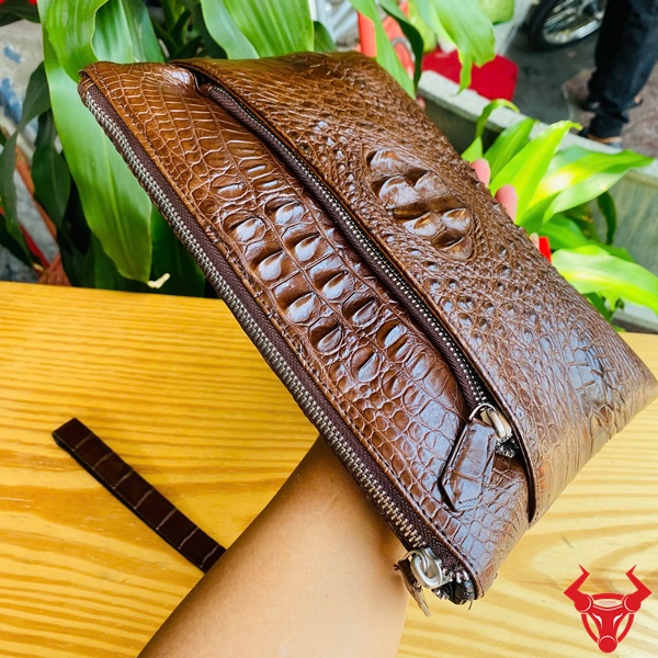 Clutch Nam Da Cá Sấu Gù – Sự Kết Hợp Giữa Nghệ Thuật Và Thời Trang Clutch CBDA4 màu nâu đất từ da cá sấu thật – lịch lãm và cổ điển.