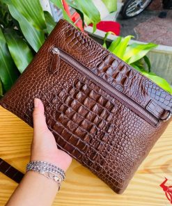 Clutch CBDA4 da cá sấu màu nâu đất – tinh tế trong từng chi tiết.