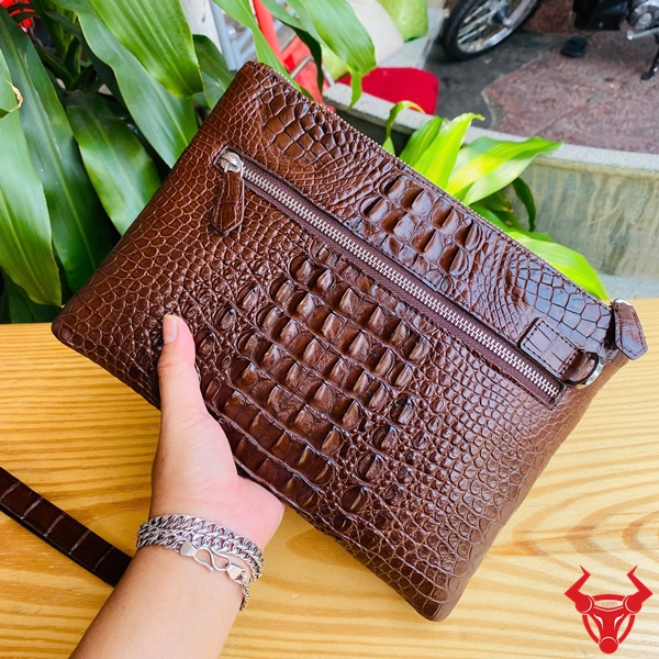 CBDA4 – Clutch Da Nam Cao Cấp Cho Doanh Nhân Thành Đạt Clutch CBDA4 da cá sấu màu nâu đất – tinh tế trong từng chi tiết.