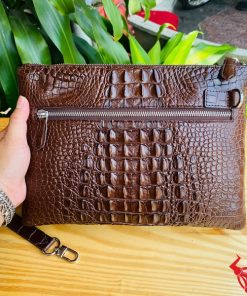 Túi clutch da cá sấu thật CBDA4 màu nâu đất – phụ kiện lý tưởng cho quý ông.