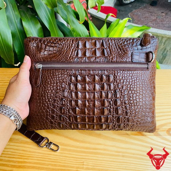 Clutch CBDA4 Màu Nâu – Phụ Kiện Tôn Vinh Giá Trị Nam Giới Hiện Đại Túi clutch da cá sấu thật CBDA4 màu nâu đất – phụ kiện lý tưởng cho quý ông.