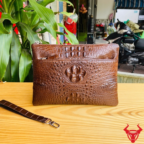 Clutch Nam Da Cá Sấu CBDA4 – Phụ Kiện Thời Trang Quý Ông Clutch cầm tay nam da cá sấu nâu đất CBDA4 lịch lãm và sang trọng.