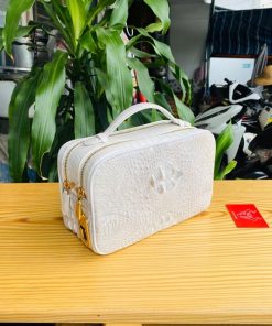 Clutch xách tay CJA4 da cá sấu bạch tạng – tinh tế và bản lĩnh.