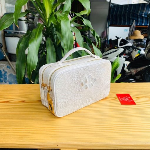 Clutch xách tay CJA4 da cá sấu bạch tạng – tinh tế và bản lĩnh.
