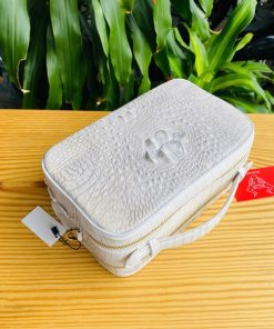 Clutch bạch tạng da cá sấu thiết kế thanh lịch và tinh tế.