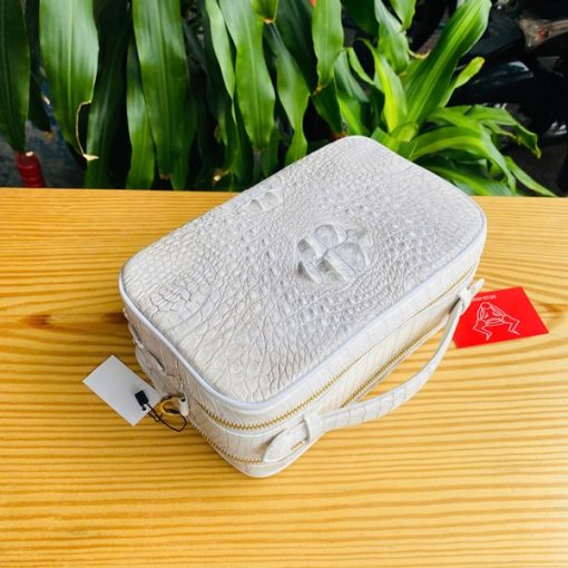 Clutch bạch tạng da cá sấu thiết kế thanh lịch và tinh tế.