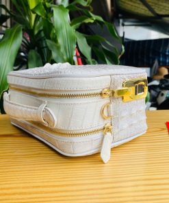Clutch nam CJA4 trắng ngà làm từ da cá sấu thật sang trọng.