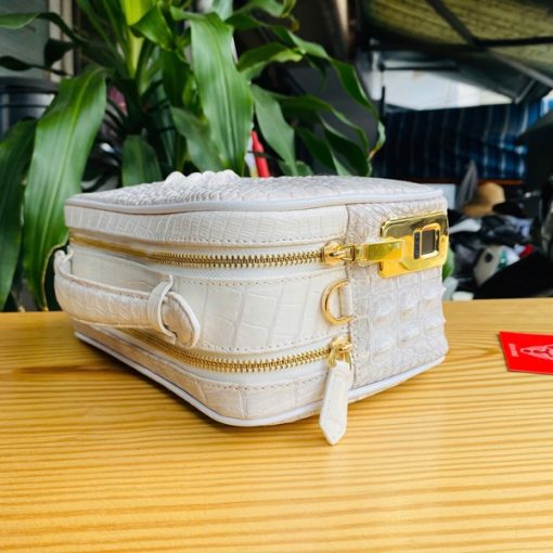Clutch nam CJA4 trắng ngà làm từ da cá sấu thật sang trọng.