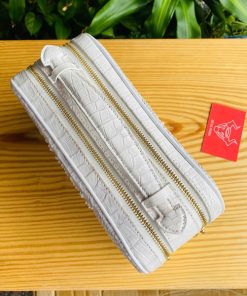 Túi xách tay da cá sấu màu trắng ngà dành cho quý ông sang trọng.