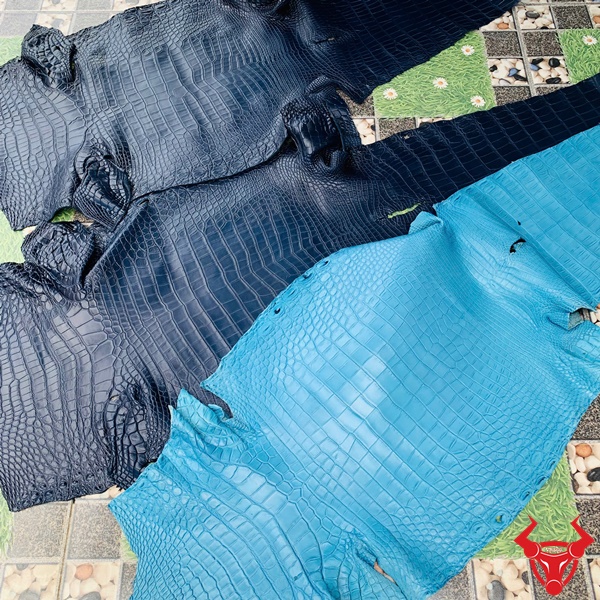 Chất Liệu Da Cá Sấu Bền Bỉ Cao Cấp Từ Thái Lan Hình ảnh da cá sấu thuộc 4 lớn bền bỉ, cao cấp, màu xanh và đen, từ Thái Lan.