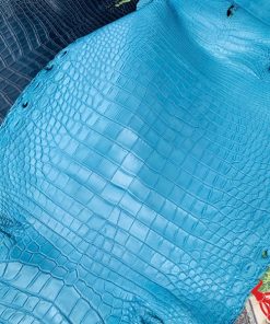 Hình ảnh da cá sấu thuộc 4 lớn cao cấp, bền bỉ, màu xanh và đen, từ Thái Lan.