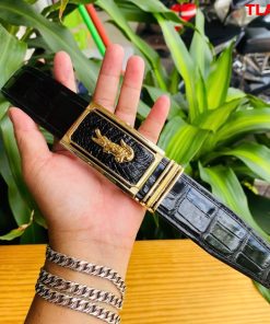 Thắt lưng FBA9B2 đen bóng, khóa vàng cá sấu sang trọng.