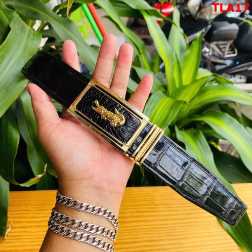 Thắt lưng FBA9B2 đen bóng, khóa vàng cá sấu sang trọng.