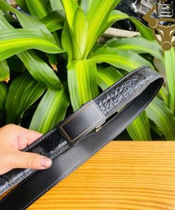 Thắt lưng da cá sấu khóa ray đen nhám, tinh tế và nam tính.