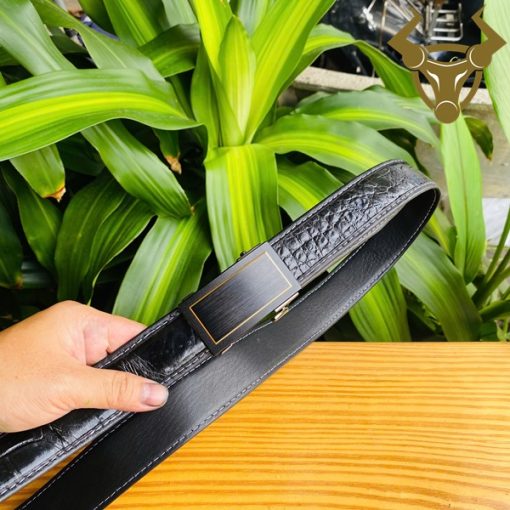 Thắt lưng da cá sấu khóa ray đen nhám, tinh tế và nam tính.