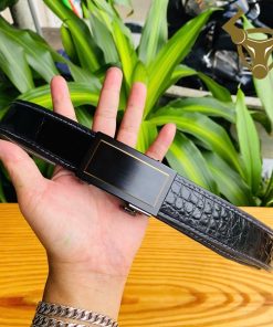 Thắt lưng cá sấu thật may viền đen bóng cao cấp, bền đẹp.