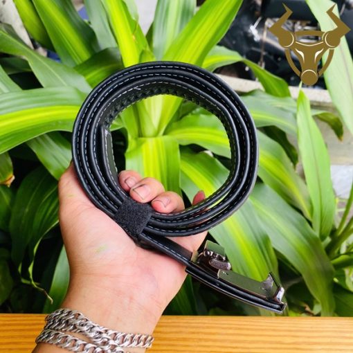 Thắt lưng da cá sấu FAA9B2 với đường may viền chắc bền.