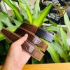 Thắt lưng cá sấu FAA9B2 khóa ray đen, dễ sử dụng và sang trọng.