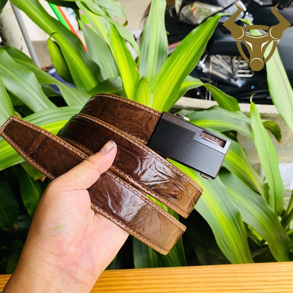 Thắt Lưng Da Cá Sấu May Viền – Bền Bỉ Và Tinh Tế Thắt lưng cá sấu FAA9B2 khóa ray đen, dễ sử dụng và sang trọng.