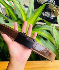 Thắt lưng da cá sấu may viền nâu đất độ bền cao.