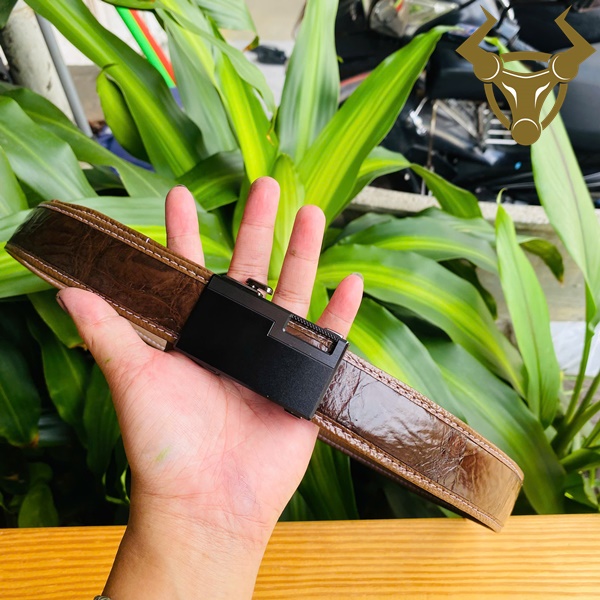 Thắt Lưng Khóa Ray Trượt Cao Cấp Cho Nam Thắt lưng da cá sấu may viền nâu đất độ bền cao.