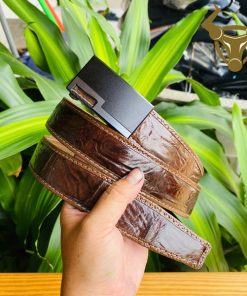 Thắt lưng da cá sấu may viền màu nâu đất khóa ray sang trọng.