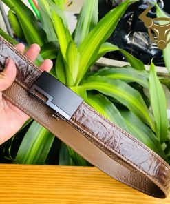 Dây nịt da cá sấu màu nâu đất phối đồ cực chuẩn.
