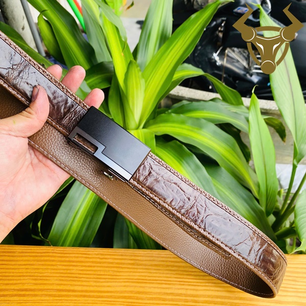 Màu Nâu Đất Lịch Thiệp – Phong Cách Quý Ông Dây nịt da cá sấu màu nâu đất phối đồ cực chuẩn.