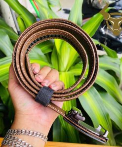 Thắt lưng da cá sấu viền chỉ nổi bật, vân da ấn tượng.