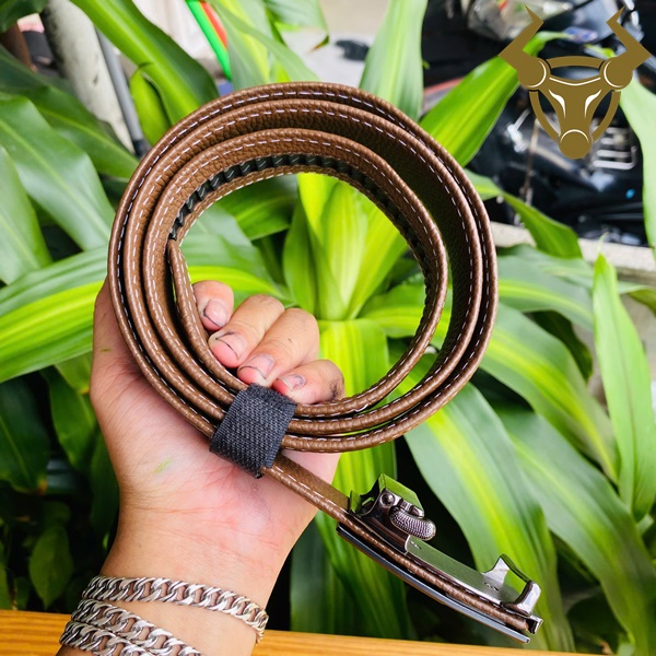 Thắt Lưng Da Cá Sấu Khóa Ray – Thiết Kế Tối Giản Thắt lưng da cá sấu viền chỉ nổi bật, vân da ấn tượng.