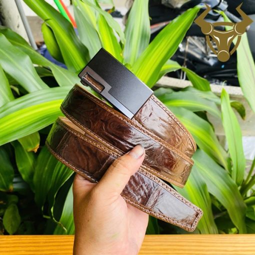 Thắt lưng da cá sấu may viền màu nâu đất khóa ray sang trọng.