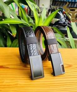 Thắt lưng khóa ray kiểu tối giản, đậm chất quý ông.
