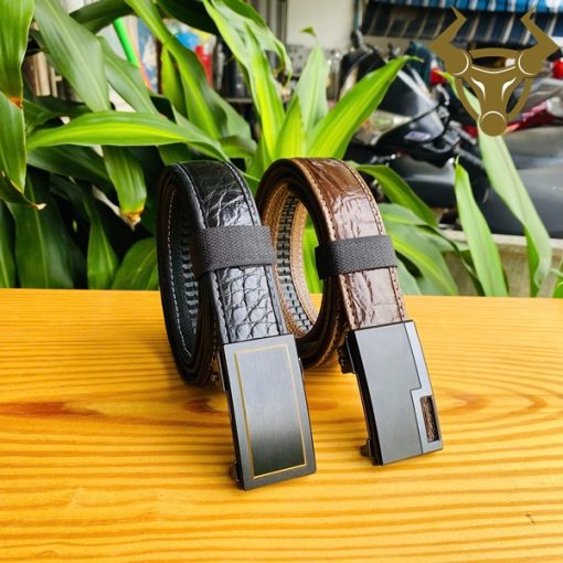 Thắt lưng khóa ray kiểu tối giản, đậm chất quý ông.