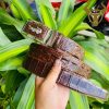 Thắt lưng da cá sấu dây liền màu nâu mặt khóa trắng lịch lãm.