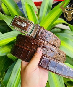 Thắt lưng da cá sấu dây liền màu nâu mặt khóa trắng lịch lãm.