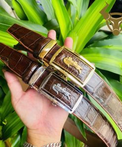 Thắt lưng da cá sấu sang trọng, đa dụng với mọi outfit.