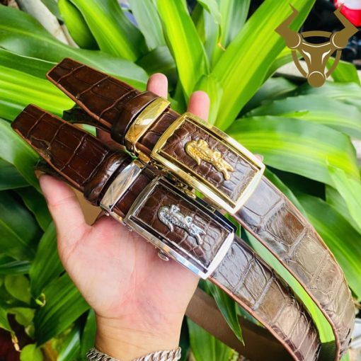 Thắt lưng da cá sấu sang trọng, đa dụng với mọi outfit.