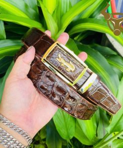 Thắt lưng da cá sấu bản 3.5cm màu nâu đậm khóa vàng.