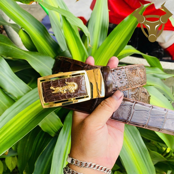 Thắt lưng da cá sấu khóa vàng sang trọng tinh tế.