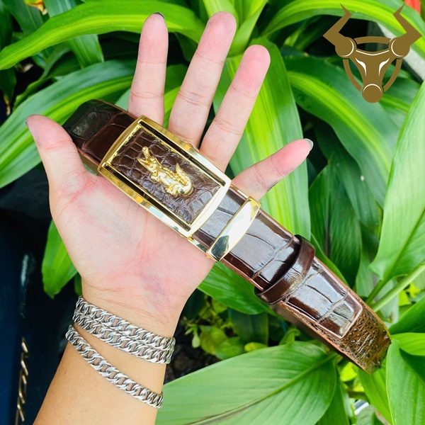 Thắt lưng nam da cá sấu nguyên miếng bền chắc.