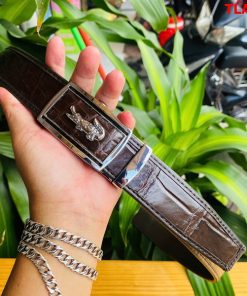 Mặt khóa sáng bóng cá sấu – điểm nhấn cho quý ông.