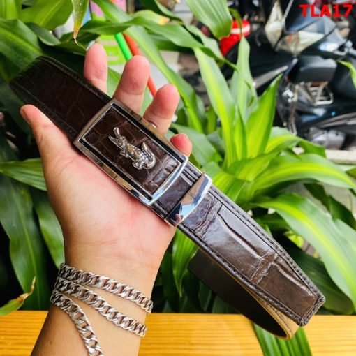 Mặt khóa sáng bóng cá sấu – điểm nhấn cho quý ông.