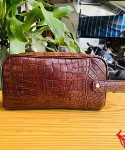 Chiếc clutch da cá sấu nâu đất, thể hiện thời trang và đẳng cấp cổ điển.