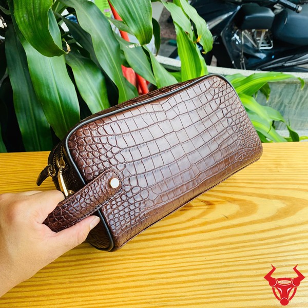 Túi clutch da cá sấu nâu đất, phong cách sang trọng và cổ điển.