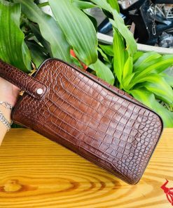 Chiếc clutch da cá sấu nâu đất, thời trang và đẳng cấp cổ điển.
